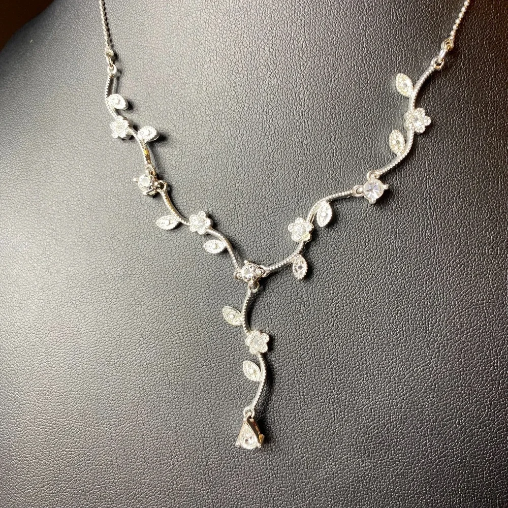 Vintage AVON Silvertone Vine Y-Necklace 18